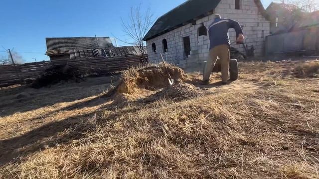 Продолжаем ремонт заброшенного дома. Забутили крыльцо, продолжаем уборку 👷🏼♀️