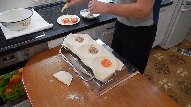 Пресс для производства чебуреков с сохранением технологии ручной лепки