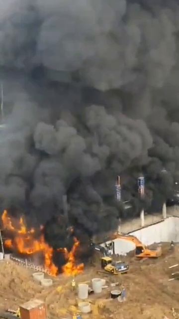 Сегодня утром в Троицке водители экскаваторов пытались с помощью ковшей потушить пожар на стройке.