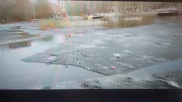 Уборка пруда в народном парке "Дубрава" в апреле 2021 года...