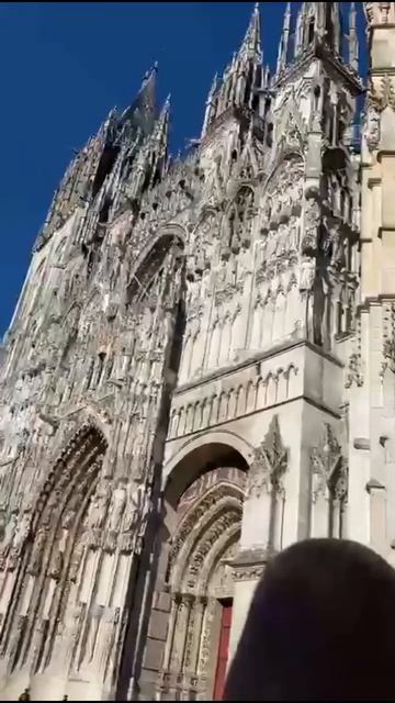 Rintocchi sul FA2•Cattedrale di Rouen, Francia (in sottofondo si può sentire una cantante lirica)