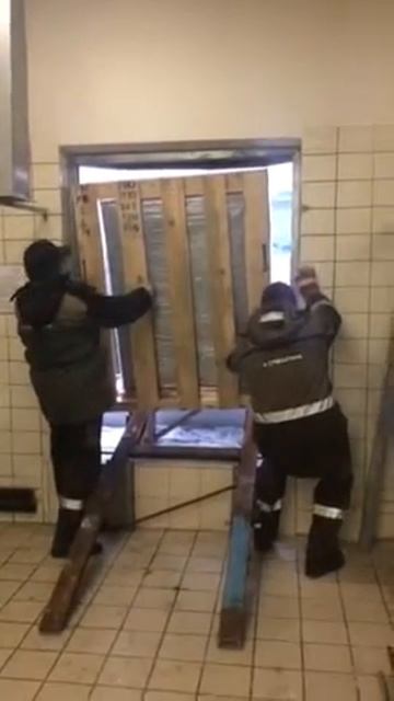 Такелаж установка прачечного гладильного оборудования на второй этаж здания