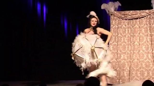 Lola The Vamp in burlesque show Milonga Del Angel