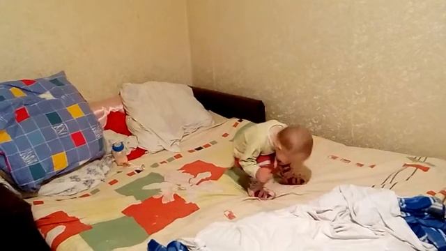 Дитя танцует под "воровайки"