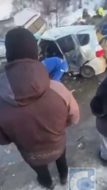 Спасение участника корсаковского ДТП попало на камеру