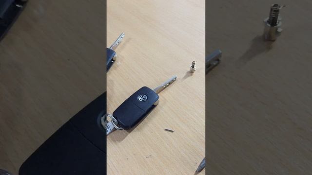 Як розібрати викидний ключ на фолькцваген