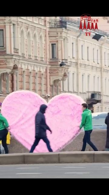 Ребятки несут для жертвы маркетинга огромное сердечко
