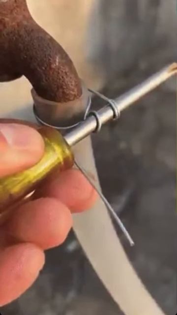 Как прикрутить шланг к трубе с помощью проволоки.