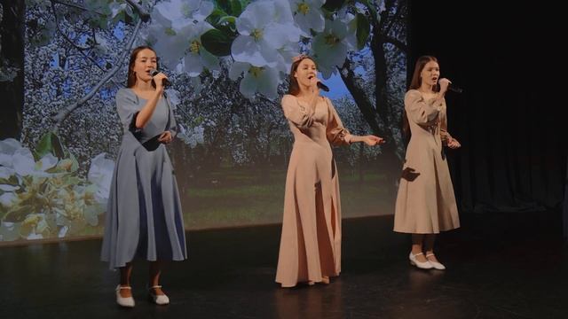 Розалия Каримова, Карина Муравьева и Арина Гизатулина. Песня "Вдвоем"