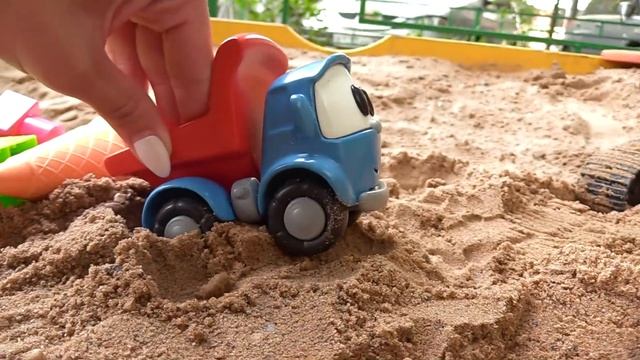 Машинки для детей. Видео с игрушками, как Лева строит заправку