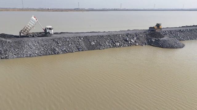 Строительство, ещё один обзор на засыпку дороги через озеро