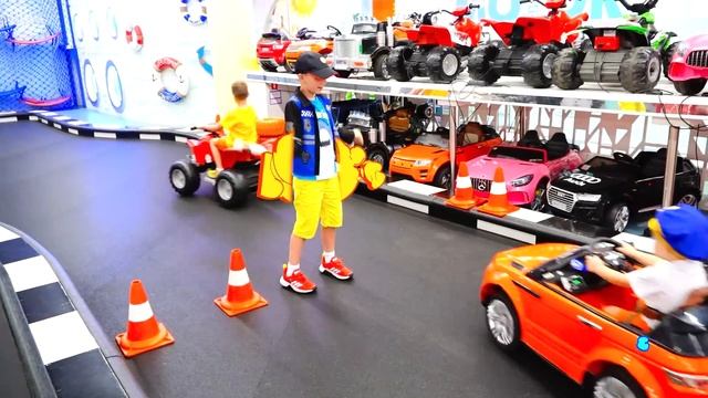 Влад и Ники -  Крис играет в игровом центре для детей