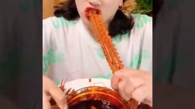 китаец ест еду