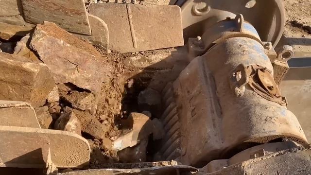 Строительство, дробление щебёнки