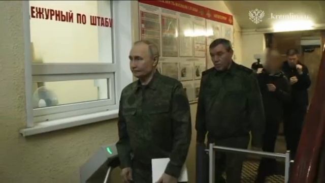 Кадры прибытия Путина в один из пунктов управления курской группировкой, где он провёл совещание
