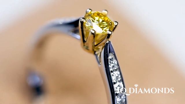 Кольцо с фантазийным ярко-желтым бриллиантом  IQDIAMONDS