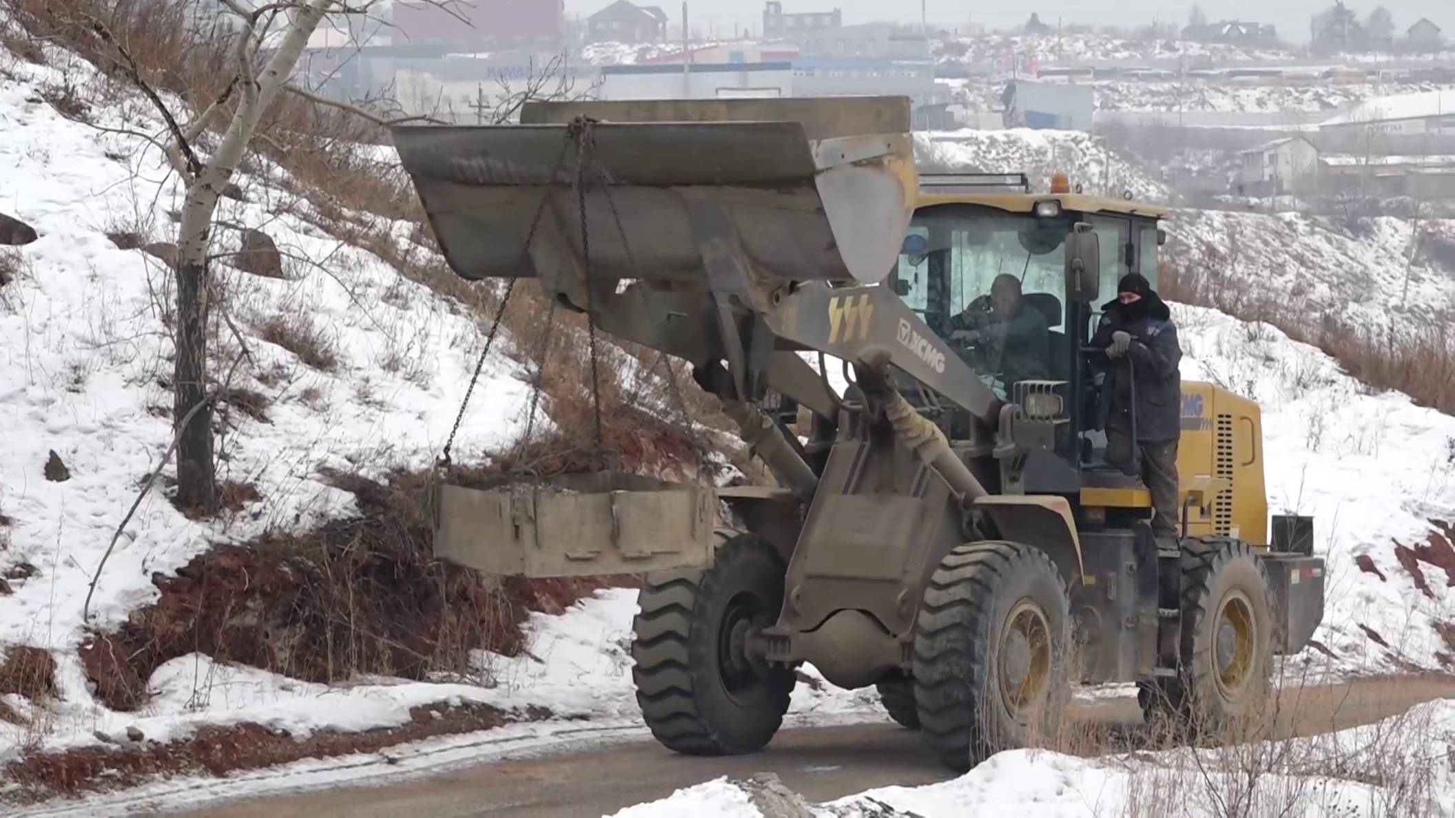 БЕТОНОВОЗЫ СЛИВАЮТ ОТХОДЫ У РЕКИ КАЧА