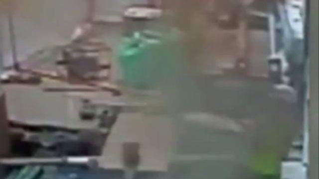 Рабочий просверлил кабель напряжением 11 000 вольт🥶
⚡️ - новый Зевс