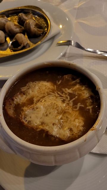 Лучшая еда в Париже. Луковый суп, Бургундские улитки. Франция