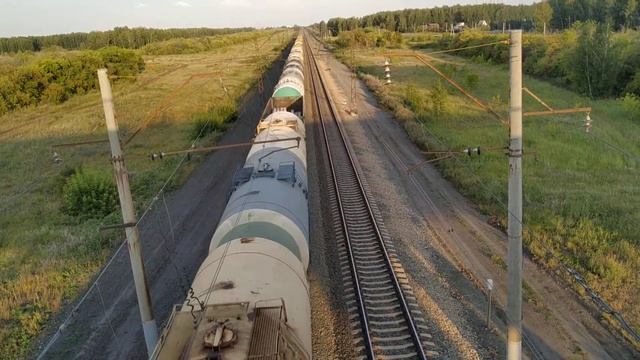 2Эс6 с наливным поездом проходит перегон Карбышево 1 Пламя