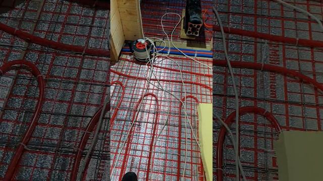 Монтаж коммуникаций перед заливкой полусухой стяжки.mp4