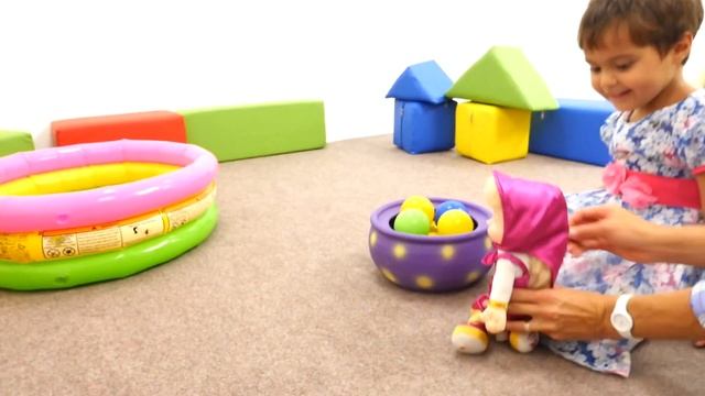 Маша играет в боулинг. Видео для детей