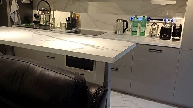 АЛИСА и обеденный стол