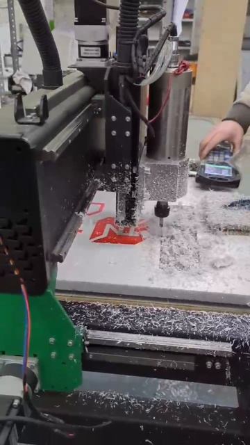 Станок с ЧПУ изготавливает горный рельеф для дизайна интерьера