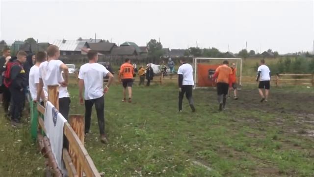 Безжалостный и беспощадный сельский футбол!)
