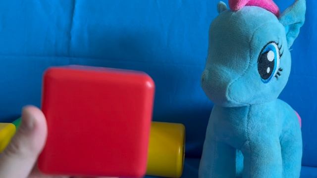 Играем вместе! Пони и трактор строят замок!