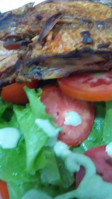 #shorts - Salada de Alface, tomate, molho de alho com coentro e peixe Saramunete frito.!!