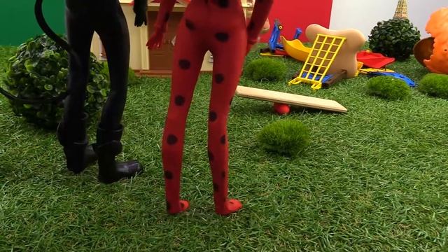 В куклу Челси вселилась акума! — Леди Баг и Супер-кот избавят Челси от акумы! — Видео с куклами