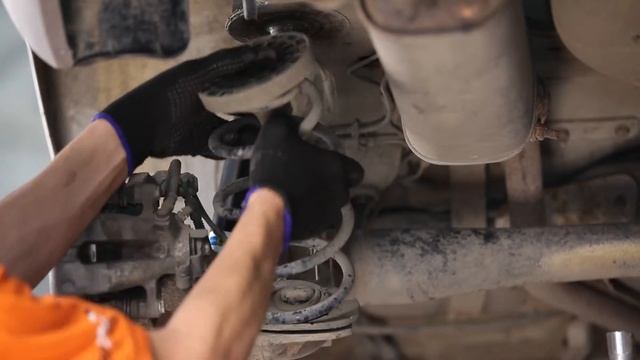 Sådan udskifter du bagerste støddæmper fjeder på OPEL ASTRA H [GUIDE]