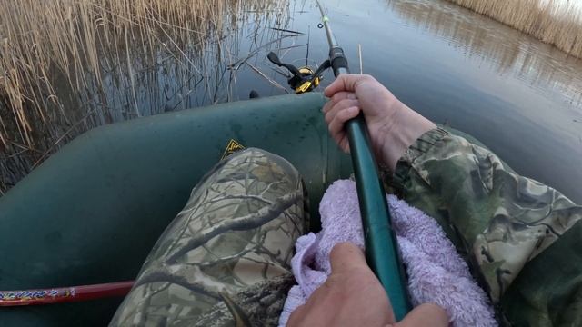 УЕХАЛ ОДИН дальше ВСЕХ и нарвался на бешеный КЛЕВ!! Рыбалка на ЗАРЕ!