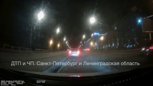 Автомобиль, ударившись о бордюр, перевернулся несколько раз и вылетел