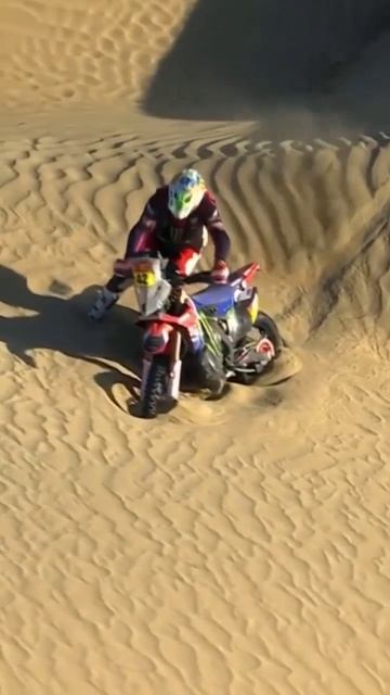Desert racer 🏁

#EMTrail #enduromagazine 
#dakar #dakar2025 
#rally #raid #honda