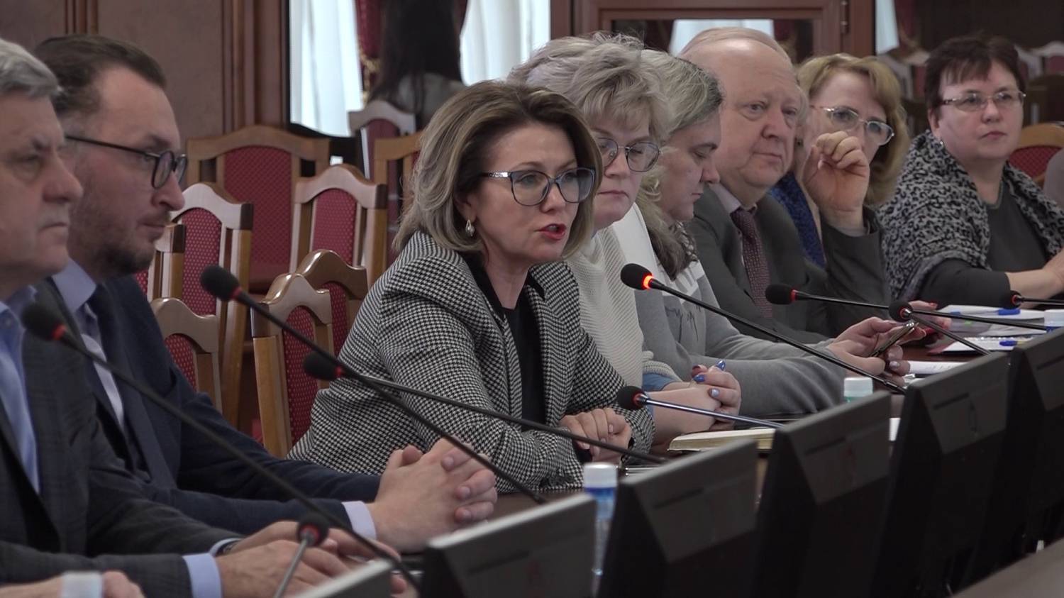 Оказание медицинской помощи пациентам с онкологическими заболеваниями обсудили депутаты