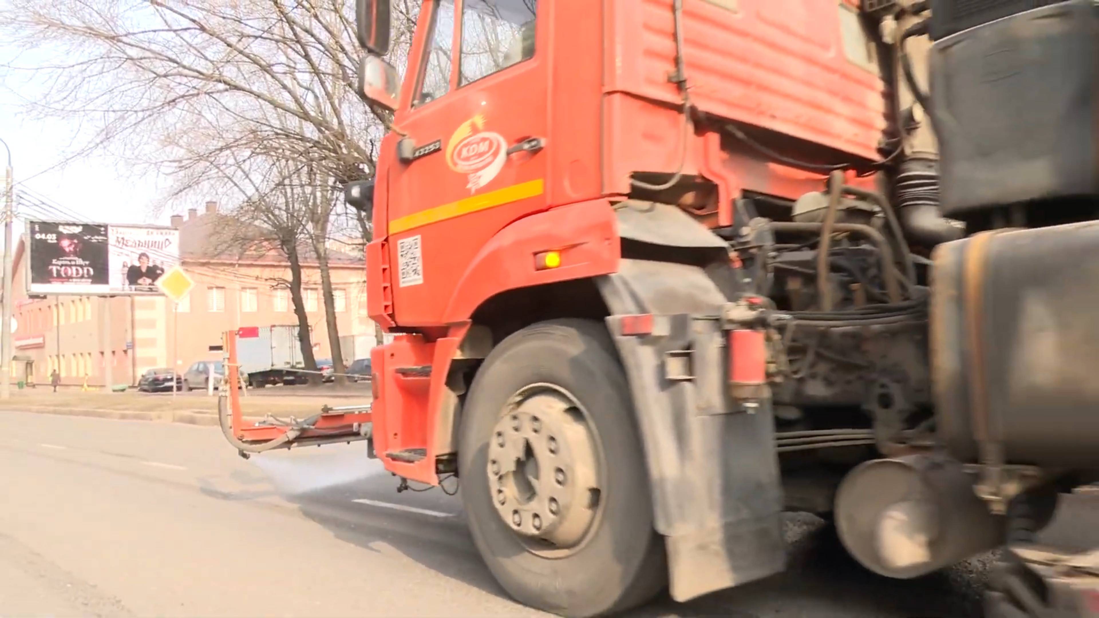 В Реутове начали мыть дороги и тротуары 12.03.2025