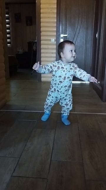 Первые шаги Олежки. 10 месяцев. Учимся ходить)