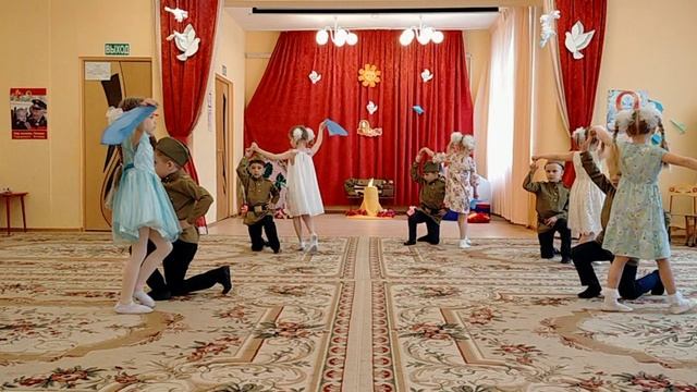 12 здание. Танцевальная композиция на песню Синий платочек.