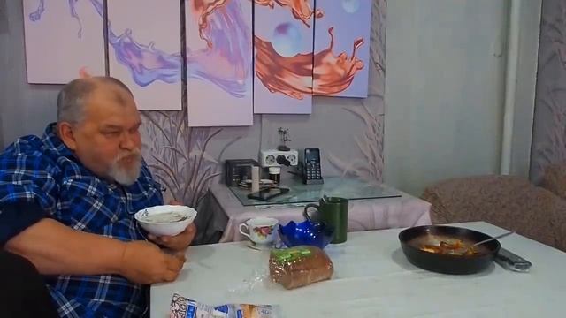 ПОДВАЛ ИЛЬИЧА аппетитный завтрак готовит мама Сына купил кефир и газировку Ужин с отцом на кухне