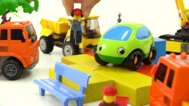 Мультики про машинки и  Лего - Машинки сносят старый дом