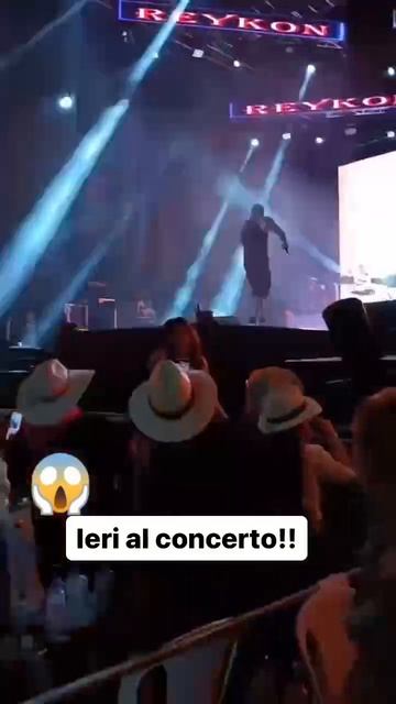 Концерт пошел не по плану, спецэффекты на высоте😍
🤣 - подшкварился