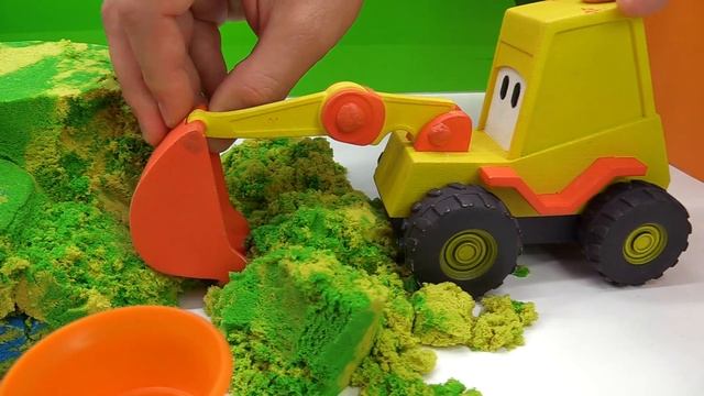 Игры с машинками - Делаем мороженое из песка с Маквином и Левой