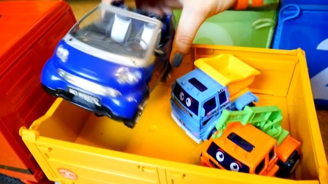 Мультики про машинки - Грузовичок перевозит игрушки