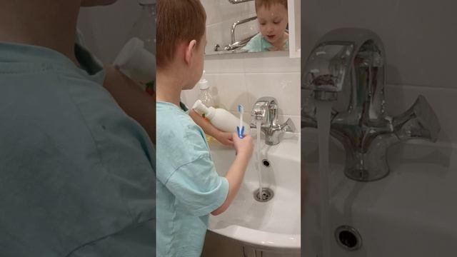 Дети чистят зубы перед сном
