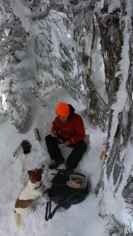 Нашли уютное местечко для приёма пищи рядом с пиком Уфа.