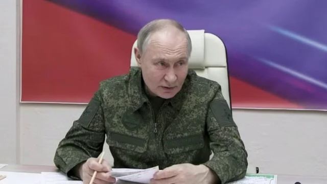 Песков объяснил, почему Путин был в Курской области в военной форме.