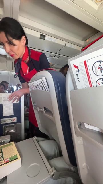 Посадка пассажиров окончена, и с мощным звуком Boeing 767-300ER взлетаем в сторону неба!!