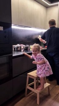 А ещё девочки любят помогать папе готовить после работы